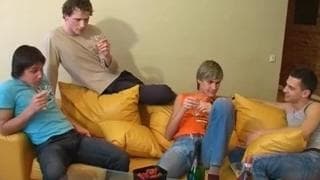 Due ragazzi ubriachi che scopano insieme