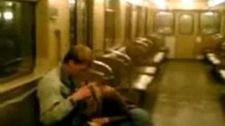 Una coppia che oggi scopa sul treno