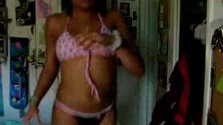 Una giovane nera balla per noi