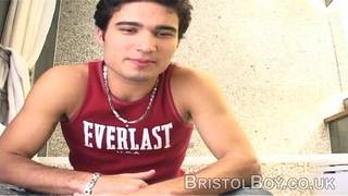 Un bel moretto si masturba allegramente