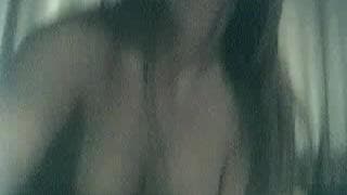 Lei eccita i suoi fan toccandosi