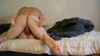 La butta sul letto e la scopa come può !