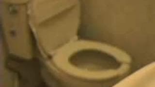 Una grassa che si masturba in bagno