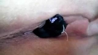 Una figa in primo piano viene masturbata