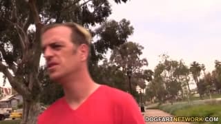 Miley May scopa davanti il suo uomo