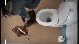 Un gloryhole per questa troia