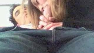 Bionda che fa un pompino in primo piano