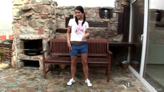 Una bella brunetta con il suo giocattolo