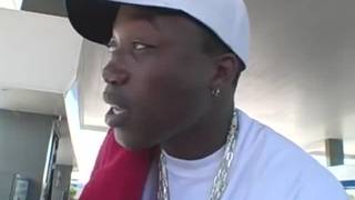 Porno interrazziale sul divano in pelle