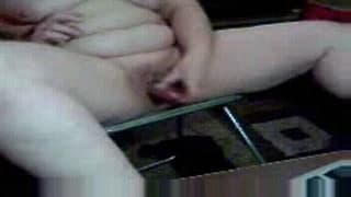 Un grande dildo per masturbarsi in webcam