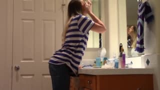 Danielle viene da sola mentre si masturba