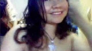 Lei si tocca davanti la webcam per noi