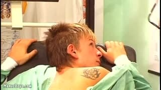 Due uomini gay scopano dal dottore Due uomini gay scopano dal dottore