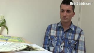 Un ragazzo ama succhiarlo al suo amico