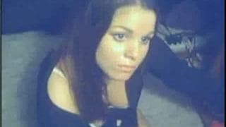 Giovane donna che gioca con la sua figa