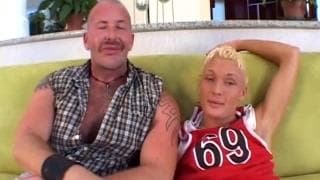 Questo twink biondo se la fa con un dilf Questo twink biondo se la fa con un dilf