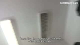 Lui si spoglia e scopa per soldi