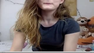 Biondina tutto pepe con dildo in webcam