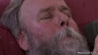 Una giovane biona montata da uno maturo