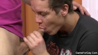 Questi due gay si soddisfano a vicenda