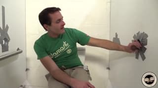 Aiden Parker succhia dal gloryhole!