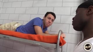 Un ragazzo gay inculato in prigione