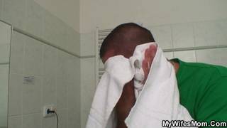 Questa grande troia che scopa in bagno