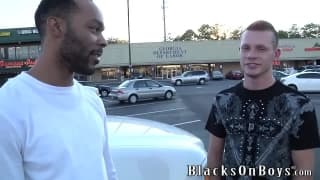 Un ragazzo tedesco insieme a un nero