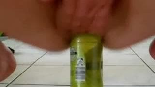 Ecco come masturbarsi con una bottiglia