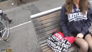 Nadia gode scopando all'aperto