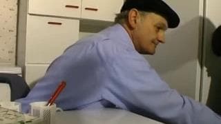 Una matura scopata mentre succhia