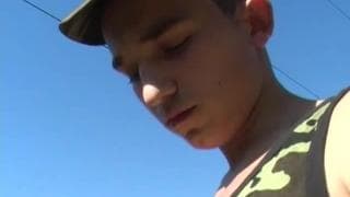 Due giovani soldati se lo succhiano