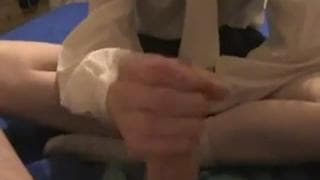 Una giovane troietta fa una sega in pov