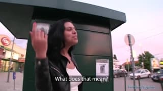 Kira viene filmata mentre fa un pompino