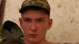 Un pompino per questo giovane soldato