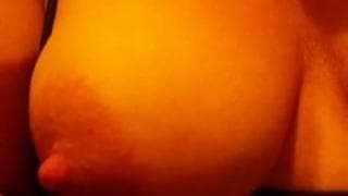 Una tettona si fa toccare e si eccita