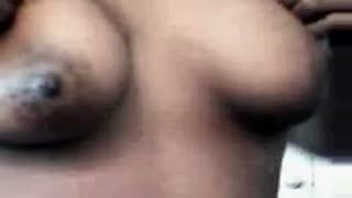 Ditalino per una bella nera tettona