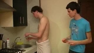 Cherry e Tomas se lo succhiano