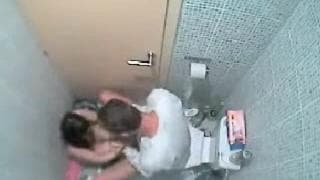 Una coppia scopa nel bagno e sono spiati