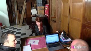 Lilyan è una favolosa rossa a un casting