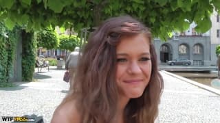 La bella Kelly lo prende all'aria aperta