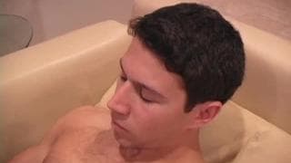 Un bruno che si fa una sega per tutti noi