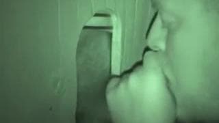 Un uomo maturo succhia da questo gloryhole Un uomo maturo succhia da questo gloryhole