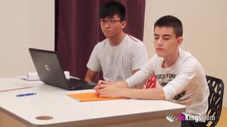 Gina insegna a questi come si scopa