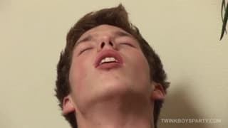 Giovani ragazzi che si scopano !