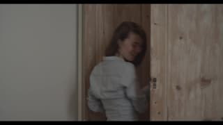 Una giovane coppia si scalda sul divano