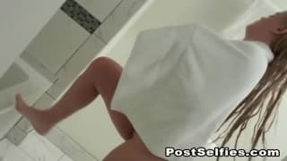 Una biondina da sola nella doccia