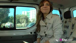 In un furgone si fa sesso