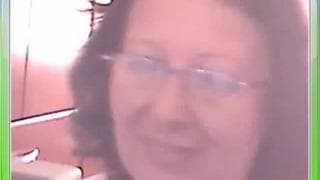 Una vecchia in webcam si esibisce