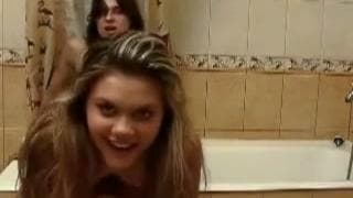 Una giovane coppia amatoriale a pecorina